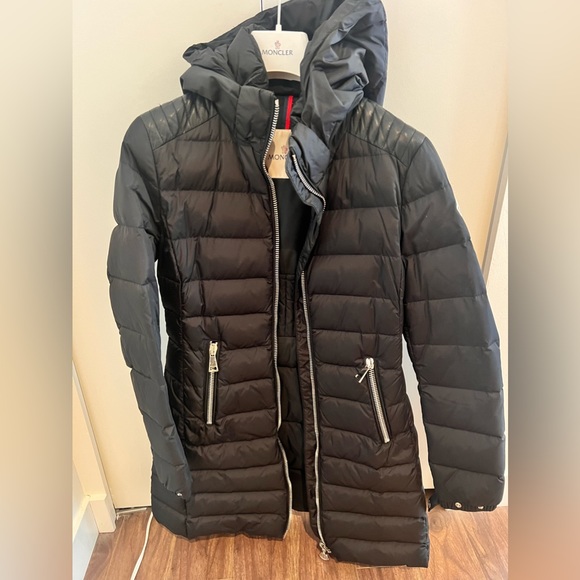 MONCLER ladies down jacket. Removable hood. - Picture 2 of 8